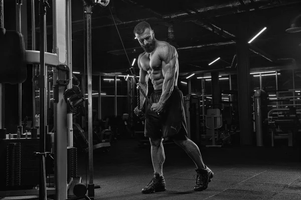 Attraktiver Großer Muskulöser Bodybuilder Der Schwere Kreuzheben Einem Moderneren Fitnesscenter — Stockfoto