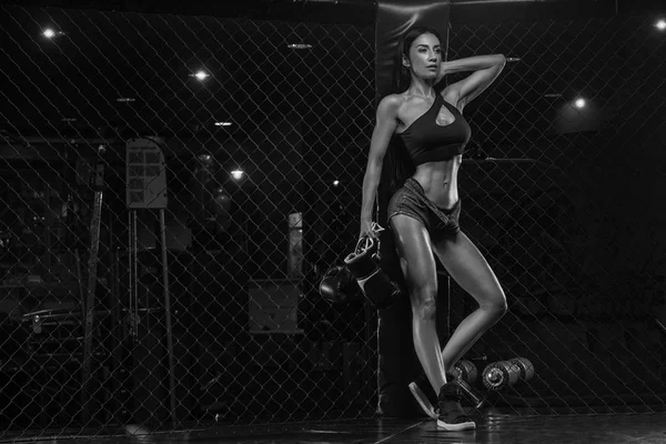Femme Sportive Gants Boxe Gardant Les Bras Levés Tout Étant — Photo