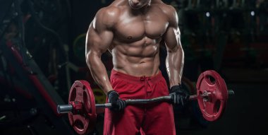 büyük kas trenler jimnastik egzersizleri ile yakışıklı adam