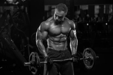 büyük kas trenler jimnastik egzersizleri ile yakışıklı adam