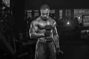 Kaslı atletik vücut fitness model spor salonunda egzersiz sonra poz