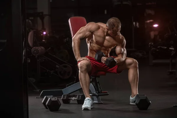 Hombre Guapo Con Grandes Músculos Entrena Gimnasio Ejercicios — Foto de Stock