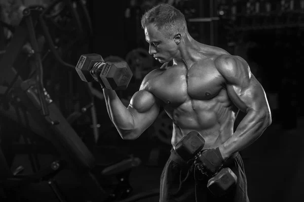Hombre Guapo Con Grandes Músculos Entrena Gimnasio Ejercicios —  Fotos de Stock