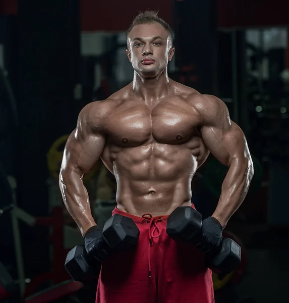 Stilig Man Med Stora Muskler Tåg Gymmet Övningar — Stockfoto