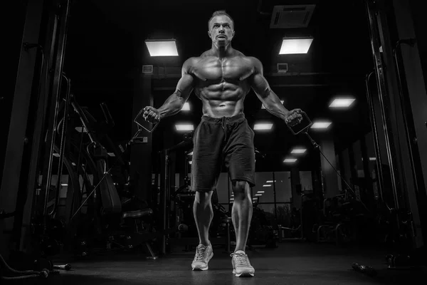 Gespierde Atletische Bodybuilder Fitness Model Poseren Oefeningen Sportschool — Stockfoto