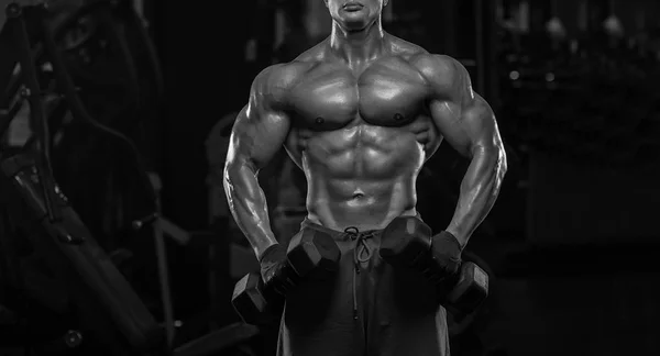 Hombre Guapo Con Grandes Músculos Entrena Gimnasio Ejercicios — Foto de Stock