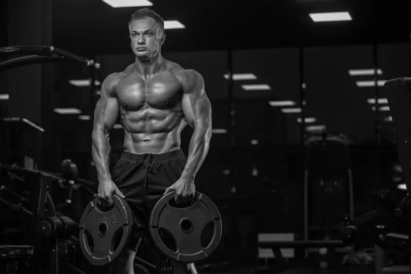 Schöner Mann Mit Großen Muskeln Trainiert Der Turnhalle Übungen — Stockfoto