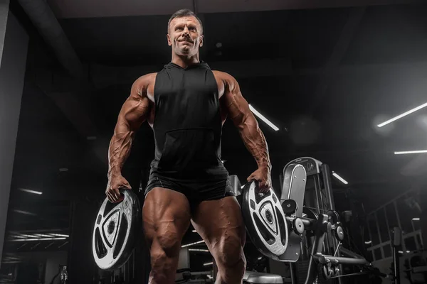 Hombre Guapo Con Grandes Músculos Entrena Gimnasio Ejercicios —  Fotos de Stock