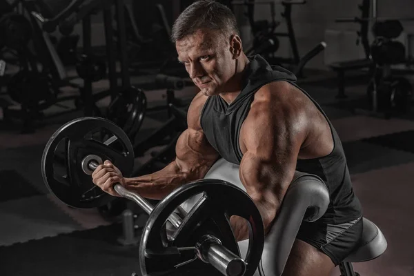 Hombre Guapo Con Grandes Músculos Entrena Gimnasio Ejercicios —  Fotos de Stock