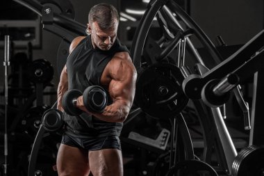 Acımasız vücut geliştirmeci atletik adamla altı paketi abs, omuzlar, pazı, triceps ve göğüs mükemmel.