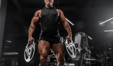 büyük kas trenler jimnastik egzersizleri ile yakışıklı adam