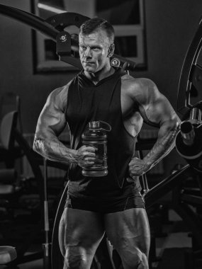 Ritratto di un giovane fisicamente idoneo senza camicia