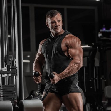 büyük kas trenler jimnastik egzersizleri ile yakışıklı adam