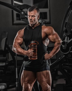 Ritratto di un giovane fisicamente idoneo senza camicia