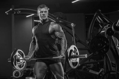 Acımasız vücut geliştirmeci atletik adamla altı paketi abs, omuzlar, pazı, triceps ve göğüs mükemmel.