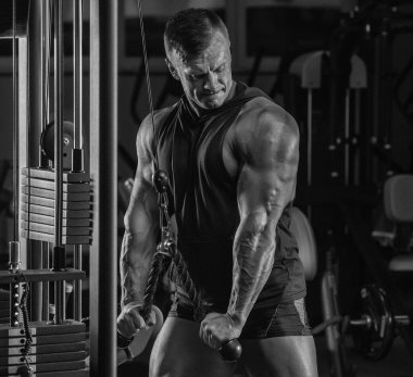 büyük kas trenler jimnastik egzersizleri ile yakışıklı adam