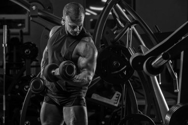 Acımasız vücut geliştirmeci atletik adamla altı paketi abs, omuzlar, pazı, triceps ve göğüs mükemmel.