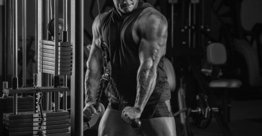 büyük kas trenler jimnastik egzersizleri ile yakışıklı adam