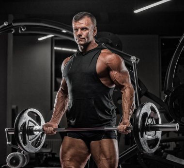 Acımasız vücut geliştirmeci atletik adamla altı paketi abs, omuzlar, pazı, triceps ve göğüs mükemmel.