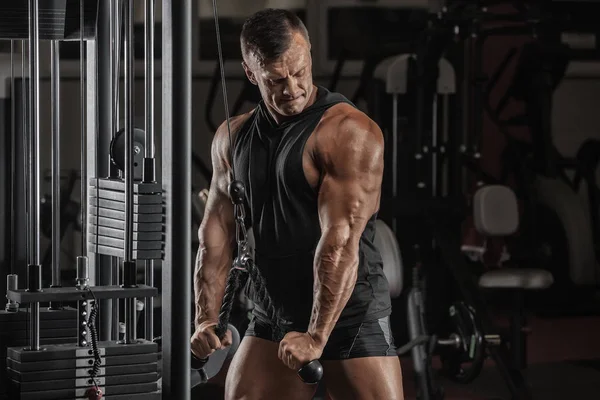 Hombre Guapo Con Grandes Músculos Entrena Gimnasio Ejercicios — Foto de Stock