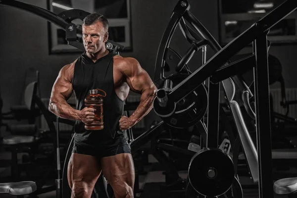 Portret Van Een Fysiek Fit Jonge Man Zonder Een Shirt — Stockfoto