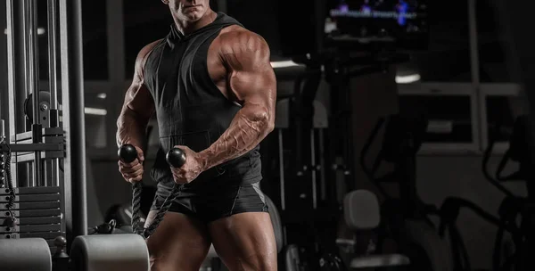 Hombre Guapo Con Grandes Músculos Entrena Gimnasio Ejercicios —  Fotos de Stock