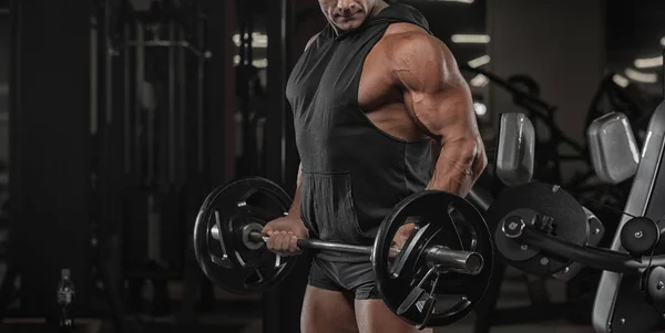 Hombre Guapo Con Grandes Músculos Entrena Gimnasio Ejercicios — Foto de Stock