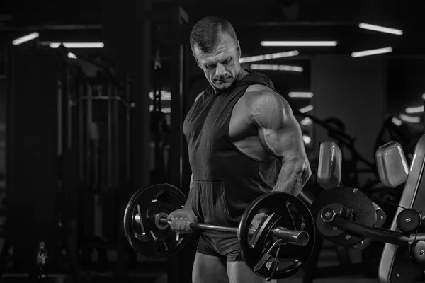 Hombre Guapo Con Grandes Músculos Entrena Gimnasio Ejercicios — Foto de Stock