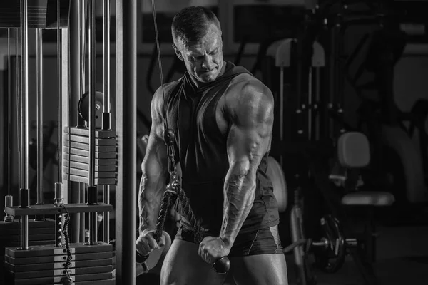 Homem Bonito Com Grandes Músculos Trens Ginásio Exercícios — Fotografia de Stock