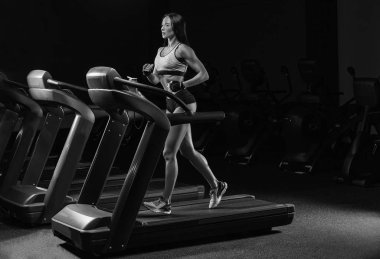 Eliptik bir eğitmen olarak çalışma dışarı oldukça Latin Genç kadın