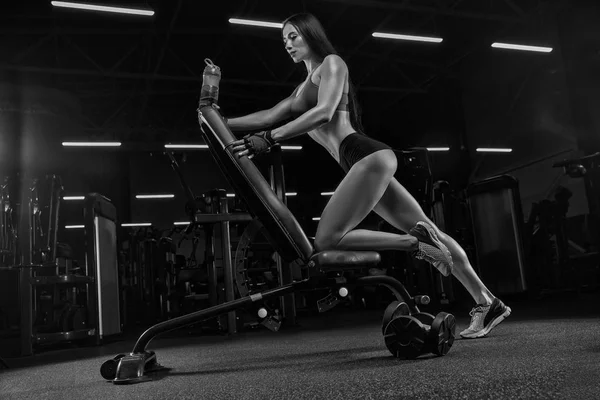 Fitness meisje met barbell in gym uitoefening — Stockfoto