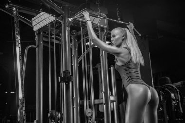 Poz ve ağırlık diyet spor salonunda fitness egzersiz egzersiz atletik genç kadın