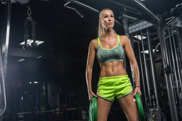 Mujer Joven Atlética Posando Ejercitando Ejercicio Físico Con Pesas Gimnasio —  Fotos de Stock