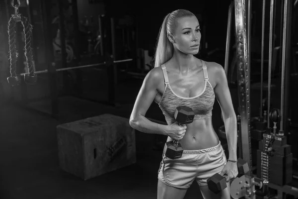 Athletic Młoda Kobieta Pozowanie Ćwiczeń Fitness Trening Ciężarami Sali Gimnastycznej — Zdjęcie stockowe