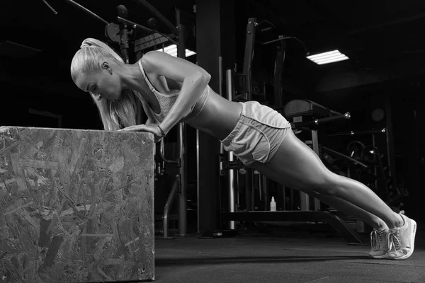 Спортивная Молодая Женщина Позирует Осуществляет Фитнес Тренировки Гирями Тренажерном Зале — стоковое фото