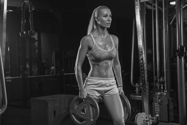 Mujer Joven Atlética Posando Ejercitando Ejercicio Físico Con Pesas Gimnasio — Foto de Stock