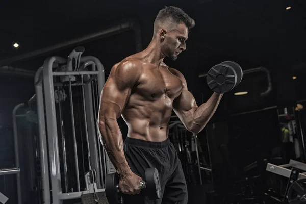 Muscular Fisiculturista Cara Fazendo Exercícios Com Halteres Ginásio — Fotografia de Stock