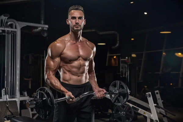 Gespierde Bodybuilder Man Doen Oefeningen Met Halters Gym — Stockfoto
