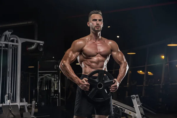 Gespierde Bodybuilder Man Doen Oefeningen Met Halters Gym — Stockfoto