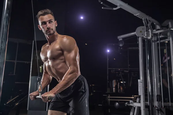 Gespierde Bodybuilder Man Doen Oefeningen Met Halters Gym — Stockfoto