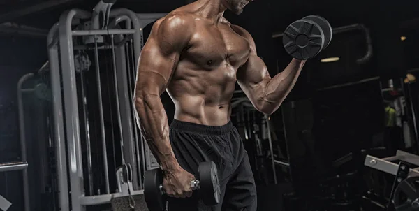 Muscular Culturista Chico Haciendo Ejercicios Con Mancuernas Gimnasio — Foto de Stock