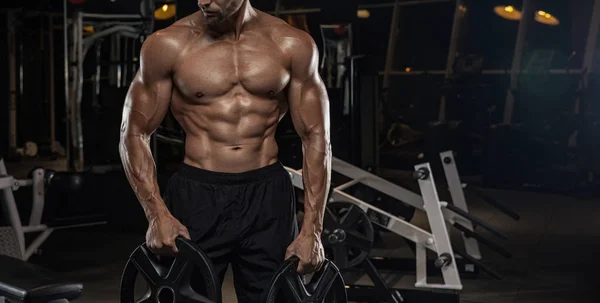 Muscular Culturista Chico Haciendo Ejercicios Con Mancuernas Gimnasio — Foto de Stock