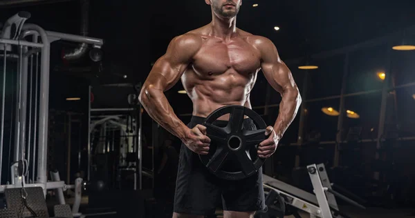 Gespierde Bodybuilder Man Doen Oefeningen Met Halters Gym — Stockfoto