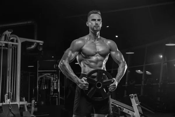 Muskulös Bodybuilder Killen Gör Övningar Med Hantlar Gym — Stockfoto