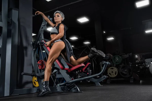 Fitness Menina Exercitando Com Barbell Ginásio — Fotografia de Stock
