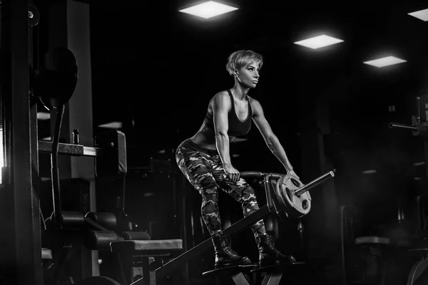 Κορίτσι Fitness Άσκηση Barbell Στο Γυμναστήριο — Φωτογραφία Αρχείου