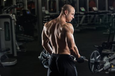 Kas Kafkas yakışıklı genç çalışma dışarı spor salonu edinmelerine eğitim silah modeli görünüm 