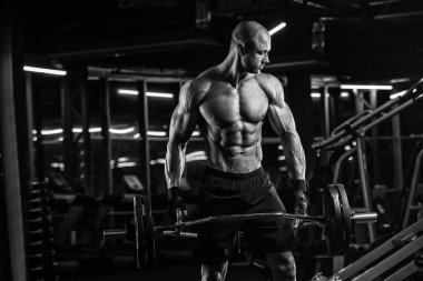 Spor salonunda eğitim ve kas poz kaslı adam vücut geliştirmeci