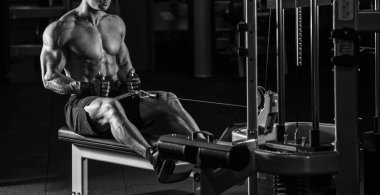 Geri jimnastik salonu simülatörü üzerinde eğitim atlet kaslı vücut geliştirmeci 