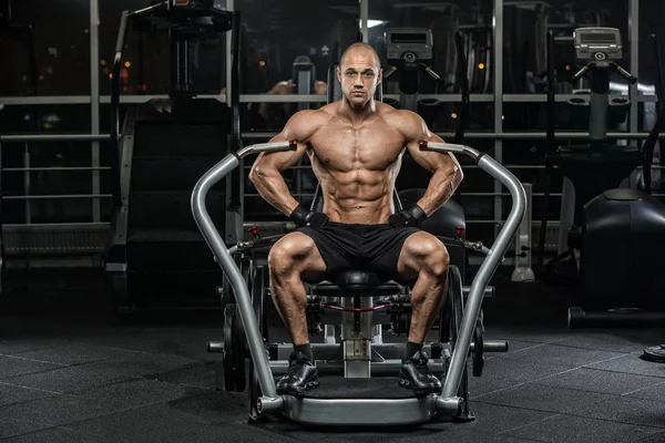 Muscular Atlético Culturista Modelo Fitness Posando Después Los Ejercicios Gimnasio — Foto de Stock